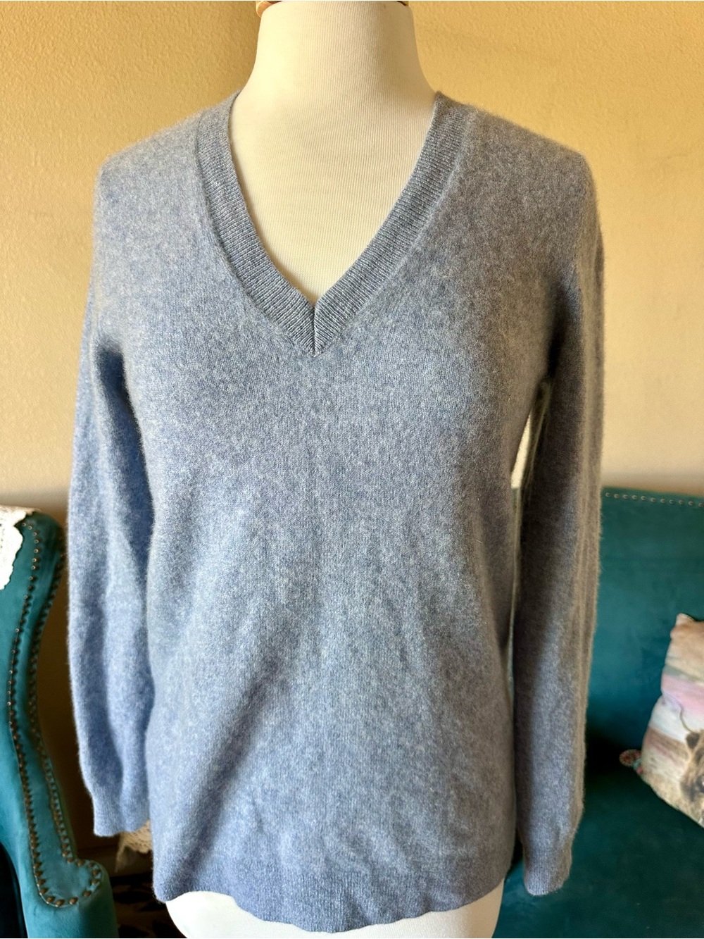 Saks Fifth Avenue 100% Cashmere Sweater V-Neck Light Blue Large